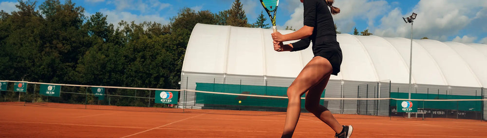 femme-sportive-qui-joue-au-tennis