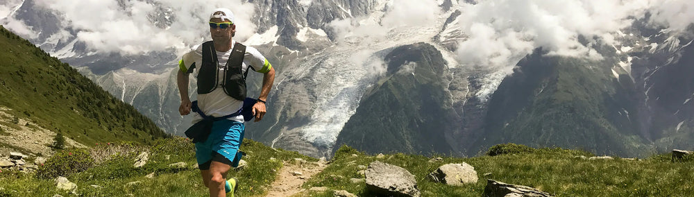 Coureur qui s'entraine pour un trail