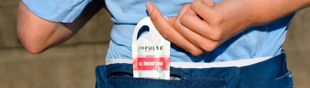 Un coureur consomme son  gel énergétique