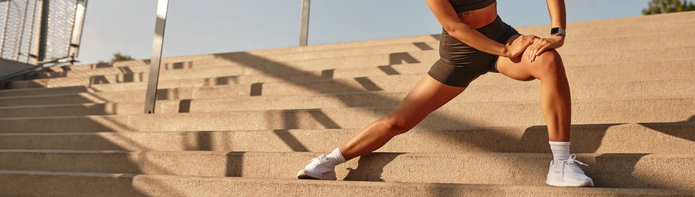 Femme qui fait des étirements après son sport