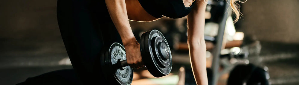 Femme qui sentraine musculation bcaa