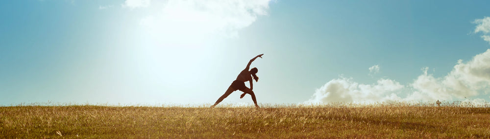 Femme qui prend soin de son corps et qui s'etire au soleil