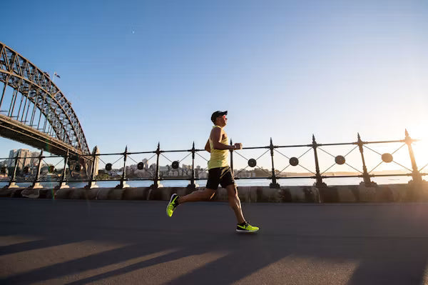 Coureur qui s'entraine pour un marathon au coucher du soleil