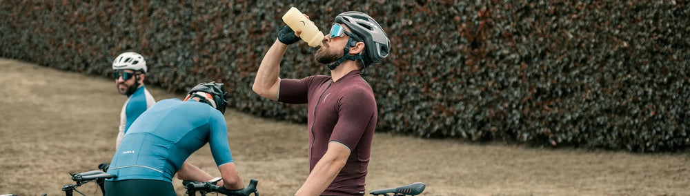 Triathlète qui boit dans sa gourde